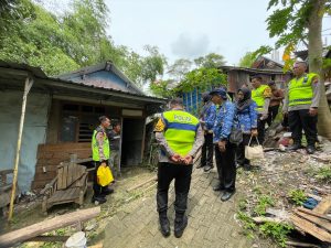 Kapolres Blora Tinjau Lokasi Bencana Tanah Geser di Cepu, Beri Bantuan dan Imbau Warga Waspada