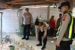 Tinjau Tanah Ambles di Banjarejo, Kapolres Blora Tawarkan Relokasi dan Salurkan Bantuan
