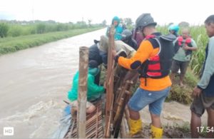 Reaksi Cepat Pemdes Bulungcangkring Tangani  Tanggul Jebol  Sungai Apur 1 Puluhan Rumah Terendam Banjir