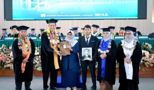 Haru Selimuti Wisuda UIN Sunan Kudus, Keluarga Wakili Wisudawan Terima Ijazah