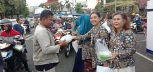 Bulan Suci Ramadhan Penuh Berkah PBI Bagikan 200 Paket Takjil di Alun-alun Simpang 7 Kudus