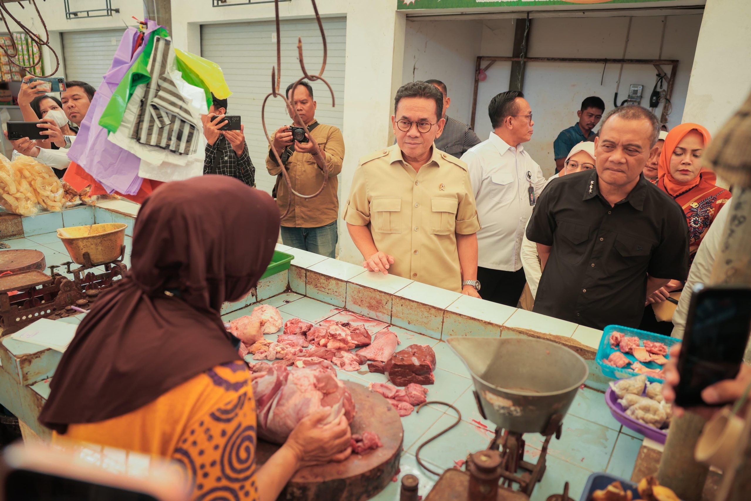 Mendag Budi Santoso dan Gubernur Ahmad Luthfi Sidak Pasar Kudus: Harga Dipantau, Stok Pangan Dijaga Jelang lebaran.