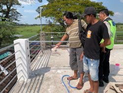 Bawa Besi, Bentur Kabel Listrik Tegangan Tinggi, Seorang Tukang Bangunan Jatuh Tersengat