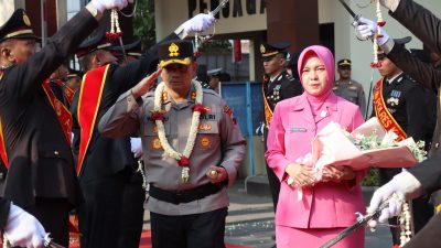 Pengalungan Bunga Dan Tradisi Pedang Pora, AKBP Wahyu Sulistyo Resmi Nahkodai Polres Kudus