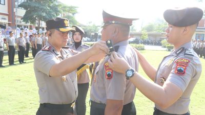 Pimpin Upacara Perdana Kapolres Kudus AKBP Wahyu Sulistyo , Aiptu Bambang Naik Pangkat Pengabdian Jadi Ipda