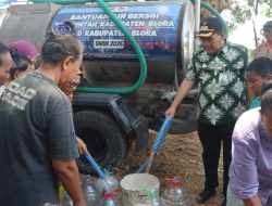 Turun Langsung Terjang Kekeringan, Bupati Blora Bawa 10 Tangki Air untuk Warga Pilang dan Pengkoljagong