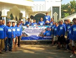 Sambut HUT ke 25 Partai Demokrat, M. Latifun Ajak Kader Gotong Royong Bersihkan Tempat Ibadah