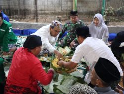 Bupati Blora Ikut ‘Buntel’ Berkat Daun Jati di Tengah Kepungan 218 Tumpeng Maulid Nabi