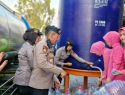 Terdampak Kekeringan,Polres Kudus Salurkan 21 Ribu Liter Air Bersih ke Warga Glagahwaru